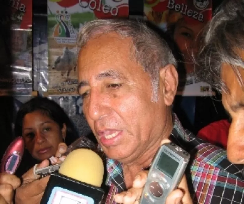 El alcalde Distrital Jorge Edmundo Rodríguez Galvis con la prensa.